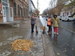 Работницы МУП "Комбинат благоустройства", ранним утром собирали опавшие с деревьев листья