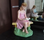 В фондах нашего музея хранятся такие экспонаты, как статуэтка «Читающая девушка» и статуэтка – стакан для карандашей «Аленушка»