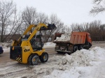 Работники МУП "Комбинат благоустройства" продолжают заниматься расчисткой перекрестков от снега, тем самым обеспечивая обзор для автомобилистов