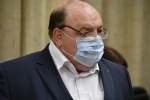 На актуальные вопросы, связанные с лечением коронавируса, отвечает министр здравоохранения региона Олег Костин