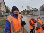 Работники МУП "Комбинат благоустройства" занимаются расчисткой улицы Ульяновская