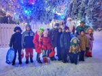 Волонтеры культуры устроили для ребятишек на площади Победы новогоднее представление