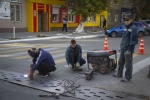 В преддверии зимы, рабочие проверяют состояние ливневой канализации в г. Красноармейске