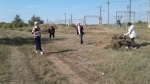 Жители станции Карамыш собрали мусор и покосили траву на территории местного кладбища
