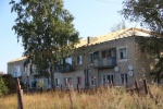 Подрядная организация ООО "Стройсервис" занимается проведением капитального ремонта кровли на доме, расположенном по адресу: "Комсомольская 27"