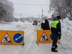 Работники МУП "Комбинат Благоустройства" занимаются расширением дороги и вывозом снега по улице 1 Мая