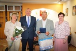Глава района Александр Зотов поздравил семью Федотовых с Днем семьи, любви и верности, вручив им медаль "За любовь и верность"