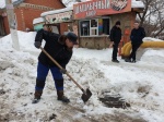 В Красноармейске проводятся работы по очистке решеток ливневой канализации от снега