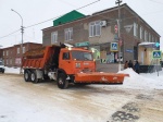 Работники МУП "Комбинат благоустройства", сегодня занимались посыпкой участков дорог песком. 