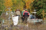 Работники МУП "Комбинат благоустройства" продолжают вывозить мусор с территории обоих кладбищ г. Красноармейска