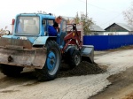 Главы КФХ отсыпали щебнем проблемные участки дороги в селе Луганское