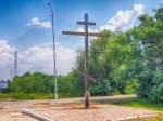 На днях, на въезде в г. Красноармейск, многие заметили большой металлический крест. Это поклонный крест, освящающий (то есть символически обозначающих и охраняющих) места, строения и вообще разные предметы