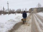 На протяжении двух последних дней, измученные капризами погоды работники МУП "Комбинат благоустройства" занимались посыпкой песком дорог, тротуаров