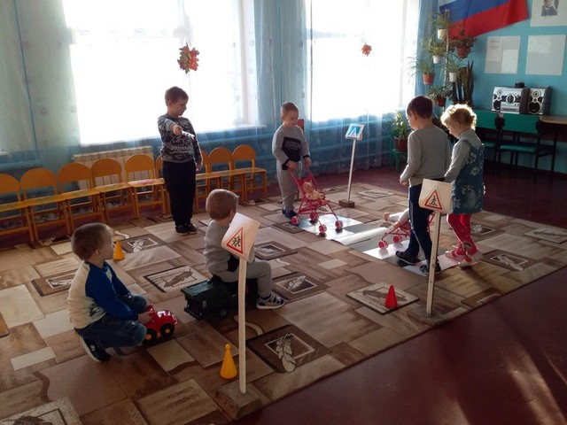 Открытое занятие на тему Правила дорожного движения в детском саду села Бобровка.jpg