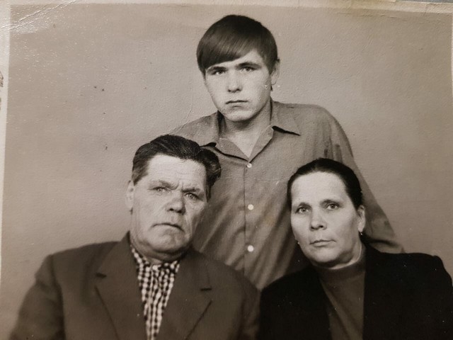 Иван Степанович с женой Антониной и сыном Василием.jpg