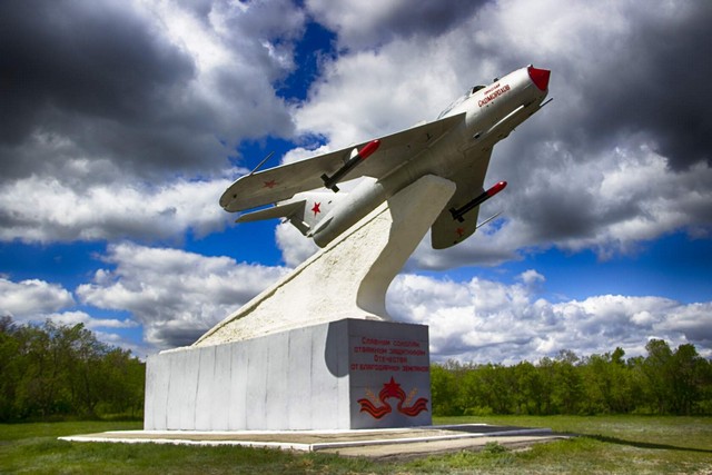 Памятник самолет.jpg