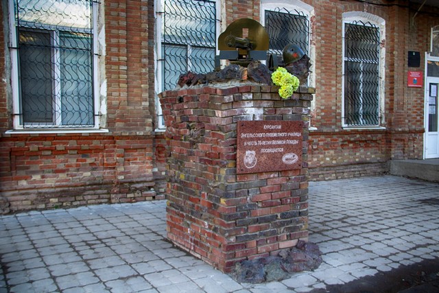 Памятник пулемет в Красноармейске.jpg